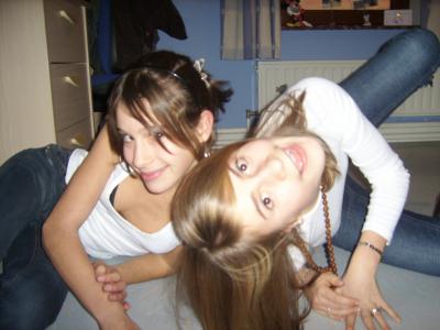 voila helene et nina deux folle mais elle sont trop sympa j'les adore trop bizzz a toute les deux