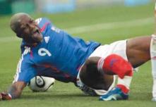 pauvre cissé il c casser la jambe le pauvre... sa dois faire mal nn??